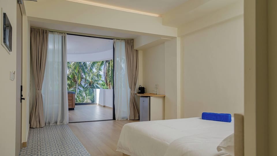 Luxury Double Room, Balcony, Sea View | In-room safe, iron/ironing board, free WiFi