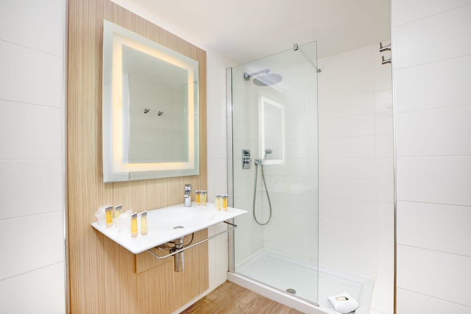 Shower, free toiletries, hair dryer, bidet