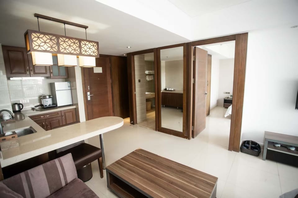 Elite Room, Bay View | Living area | TV