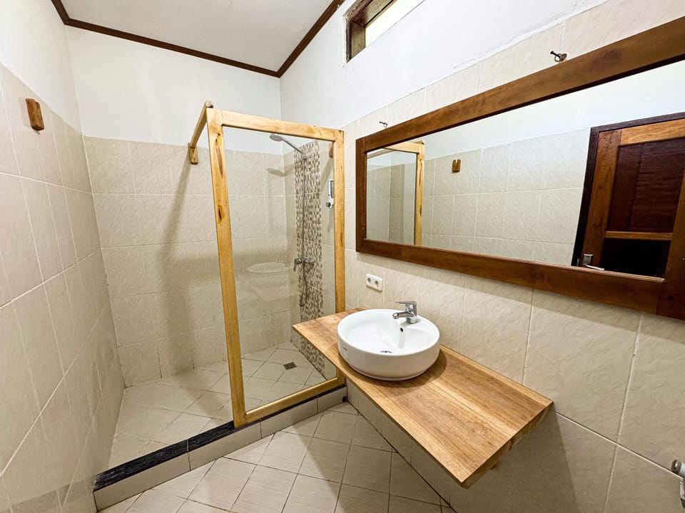 Shower, bidet, towels, shampoo