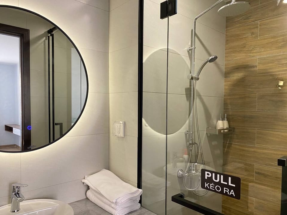 Deluxe Double Room with Balcony | Bathroom | Combined shower/tub, deep soaking tub, free toiletries, hair dryer