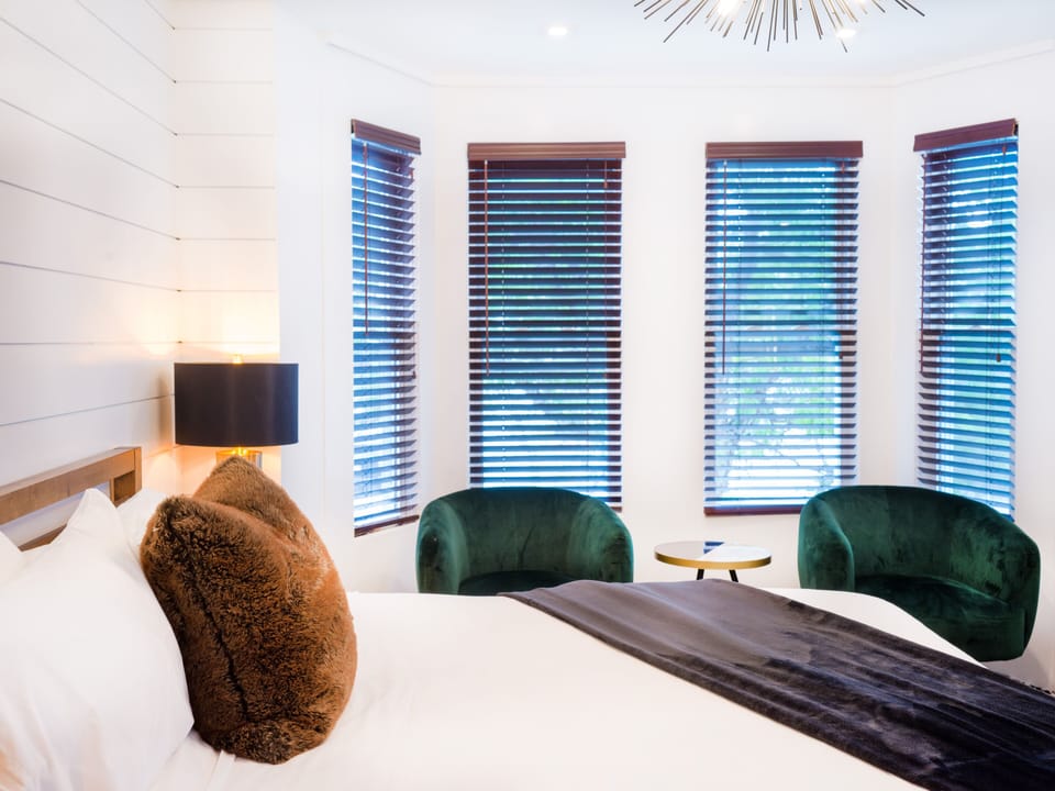 Deluxe Room | Living area | Flat-screen TV