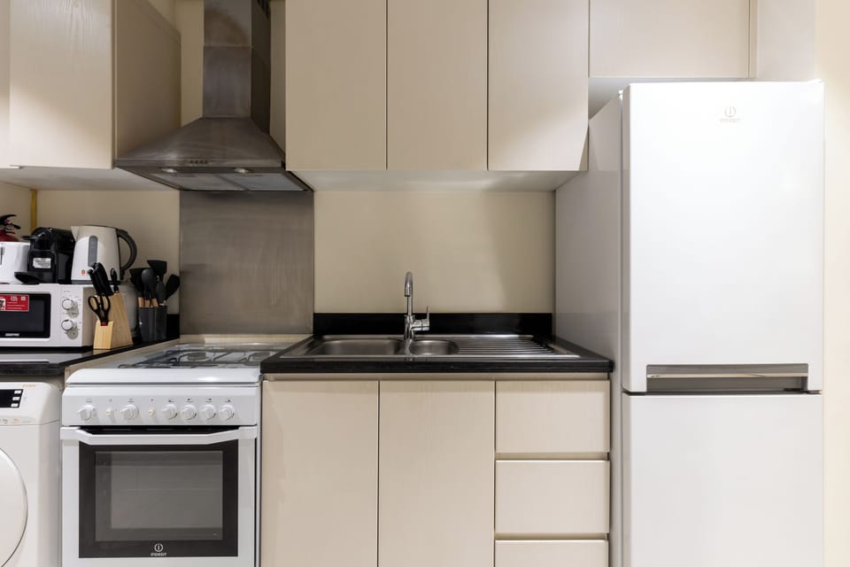 Deluxe Studio, Non Smoking | Private kitchen | Coffee/tea maker, electric kettle