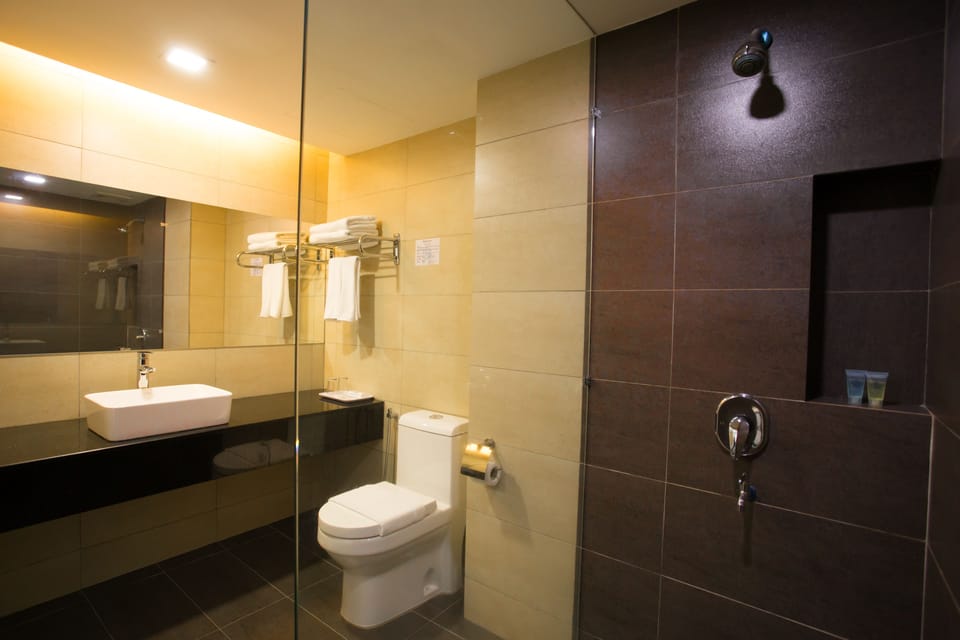 Deluxe Room, 1 Double Bed | Minibar, in-room safe, desk, blackout drapes