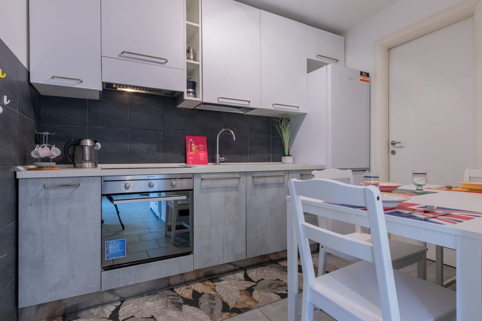 Apartment, 1 Bedroom | Private kitchen | Fridge, oven, stovetop, electric kettle