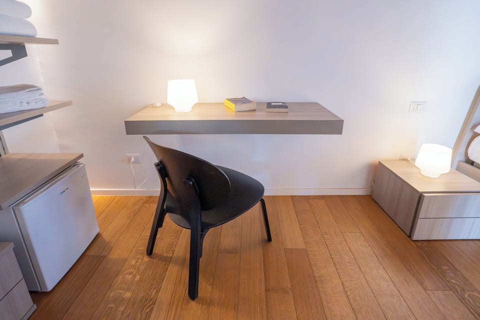 Junior Suite | Desk, laptop workspace, WiFi (free), bed sheets