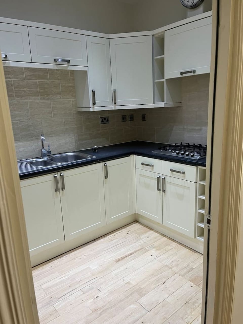 House | 3 bedrooms, desk