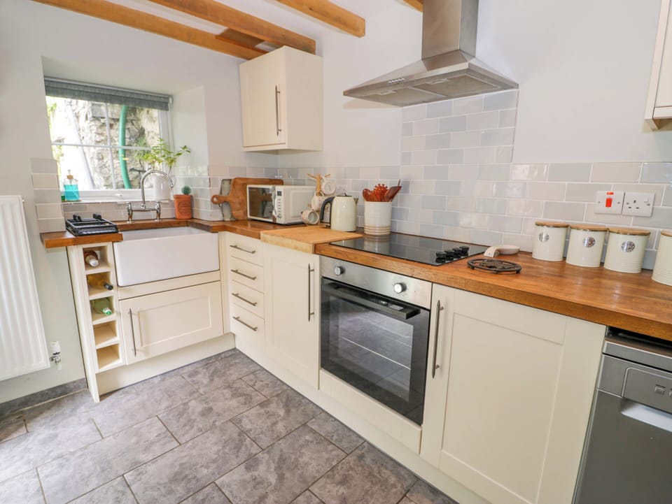 Fridge, microwave, dishwasher, cookware/dishes/utensils