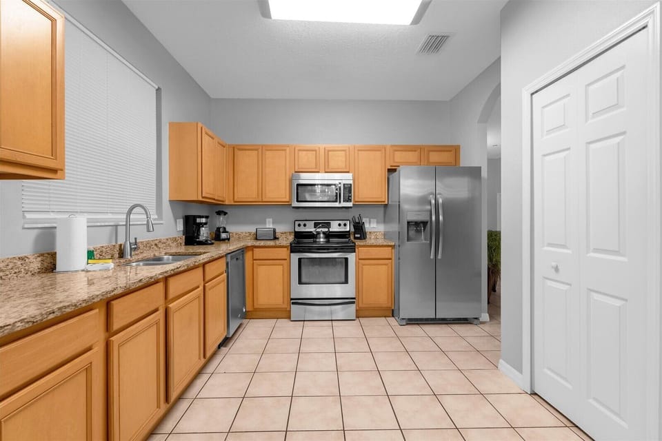 Electric kettle, toaster