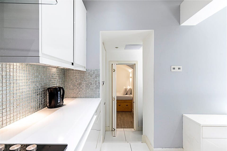 Apartment (Stylish Bayswater Flat with Outdoor S) | Private kitchen | Cookware/dishes/utensils