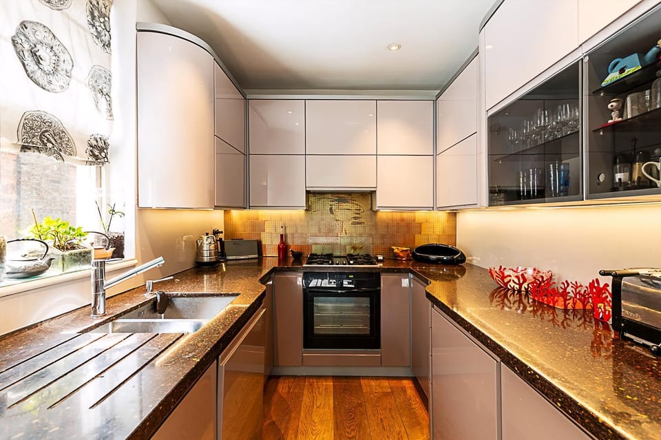 House (Stylish Mews Home in Kensington) | Private kitchen | Cookware/dishes/utensils