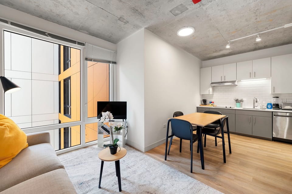 Basic Studio | Private kitchen | Highchair