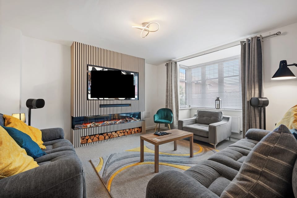 TV, fireplace