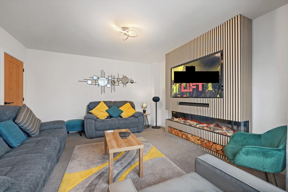 TV, fireplace