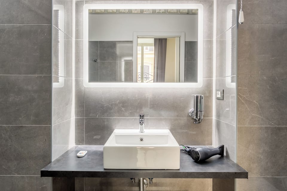 Deluxe Double or Twin Room, City View | Bathroom | Shower, rainfall showerhead, hair dryer, bidet
