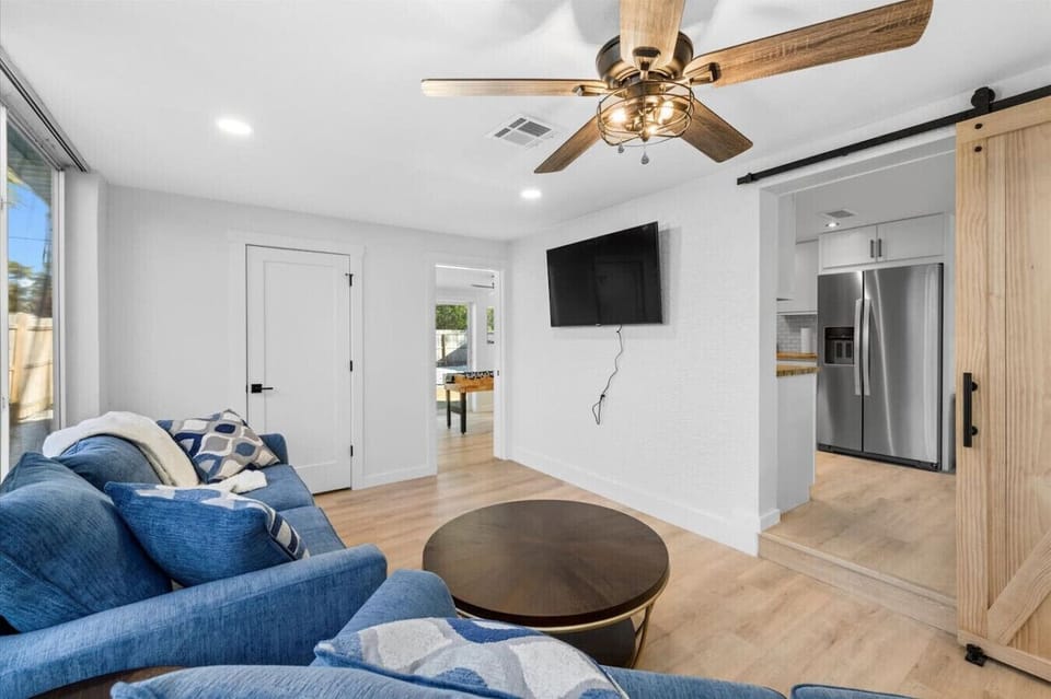 House, 2 Bedrooms, Pets Allowed | Living area