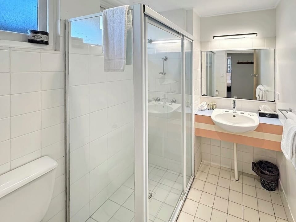 Family Quadruple Room, Multiple Beds, Non Smoking | Bathroom | Hair dryer, towels, soap, shampoo