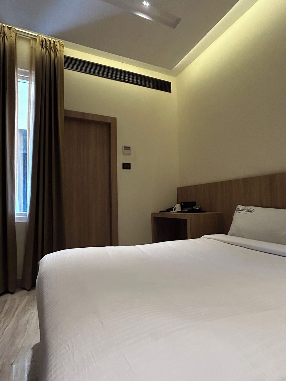 Family Room | Laptop workspace, free WiFi