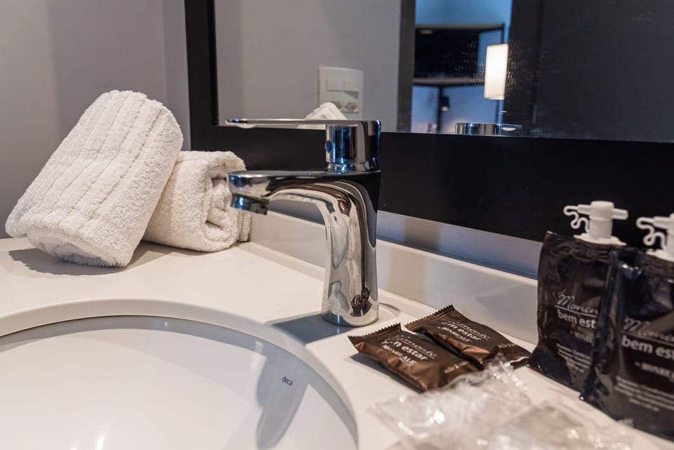 Double Room | Bathroom | Shower, free toiletries, hair dryer, towels