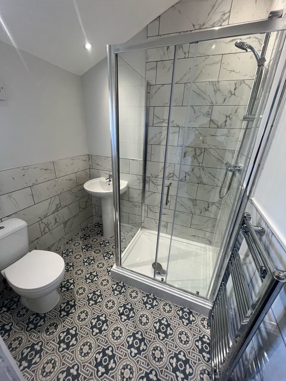 Comfort Double Room | Bathroom | Hair dryer, towels, soap, shampoo
