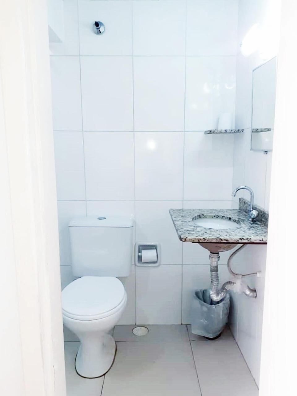 Shower, free toiletries, towels