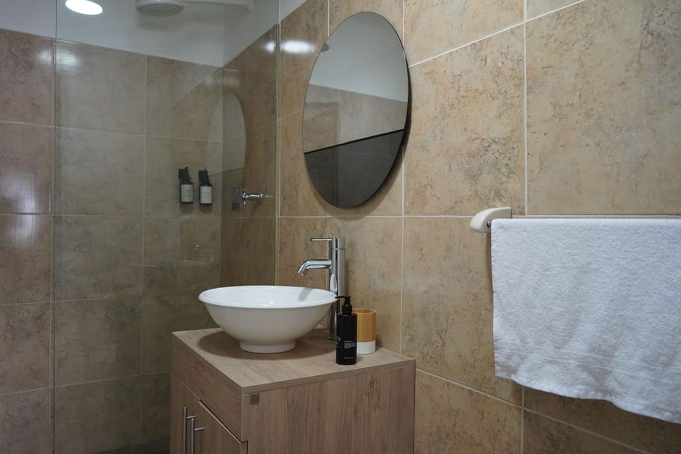 Deluxe House, 5 Bedrooms, Bay View | Bathroom | Shower, towels, soap, shampoo