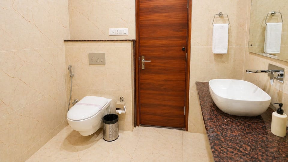 Premium Room | Bathroom | Shower, towels