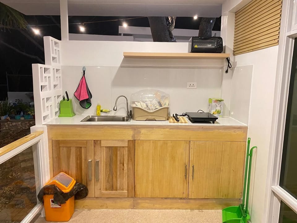 Deluxe Studio Suite, Balcony, Beach View | Private kitchen