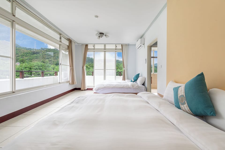 Quadruple Room with Balcony | Free WiFi, bed sheets