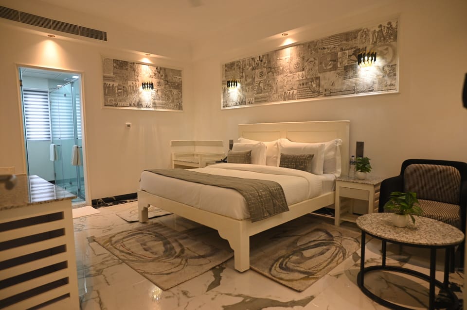 Superior Double Room, 1 King Bed, Non Smoking, City View | In-room safe, desk, soundproofing, iron/ironing board