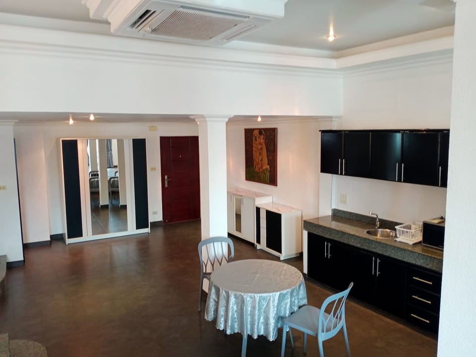 Apartment, 1 Bedroom, Smoking, Balcony | Dining room