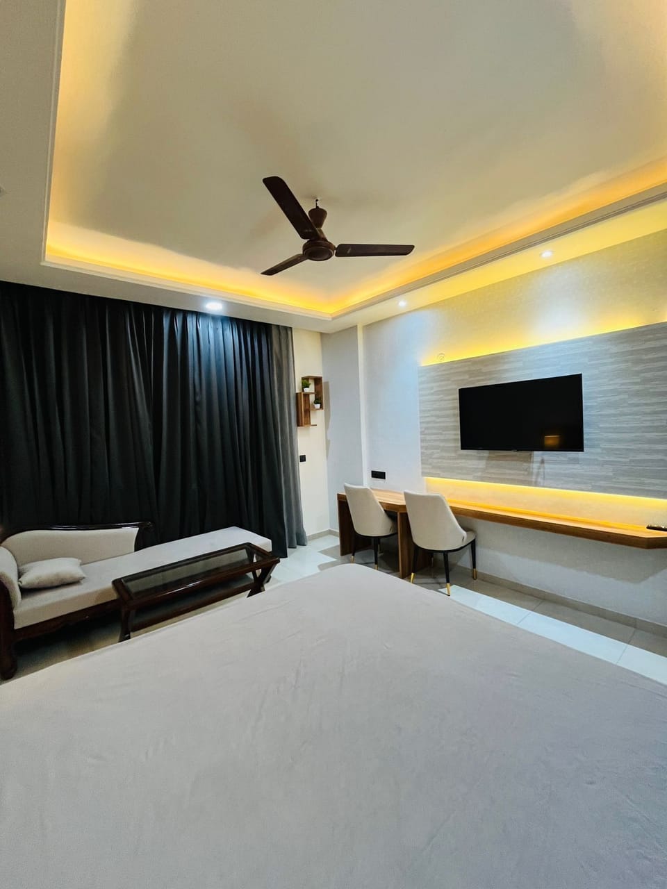 Deluxe Studio Suite | Free WiFi