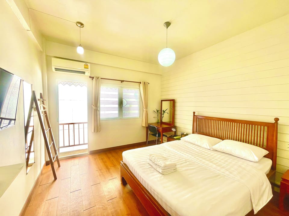 Superior Room, Shared Bathroom | In-room safe, soundproofing, free WiFi, bed sheets