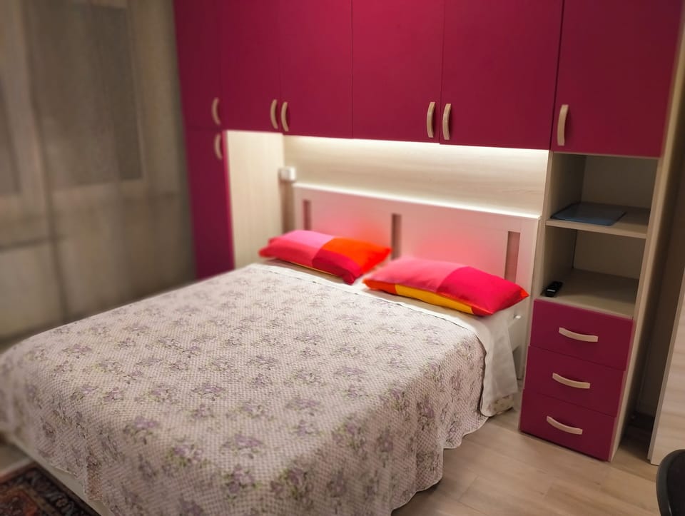 Double Room | Desk, WiFi (free), bed sheets
