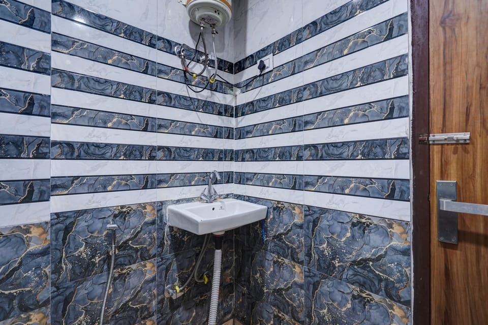 Double or Twin Room | Bathroom | Combined shower/tub, free toiletries, bidet, towels