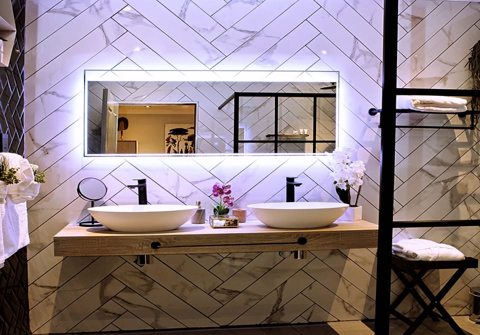 Superior Suite, 1 King Bed, Patio, Garden View | Bathroom | Bathrobes, slippers