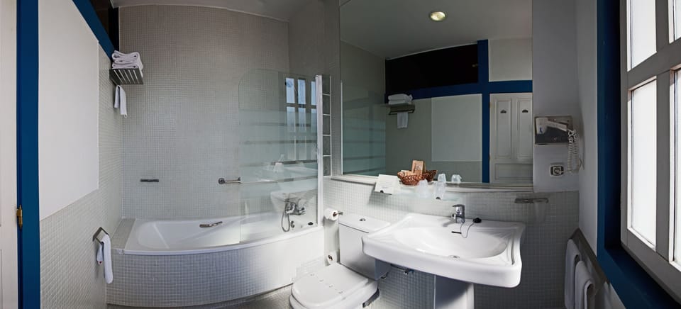 Double or Twin Room | Bathroom | Bathtub, free toiletries, hair dryer, bidet