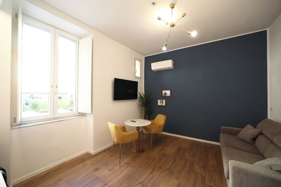 Deluxe Double Room | Living area | 50-inch Smart TV with digital channels, Netflix, pay movies