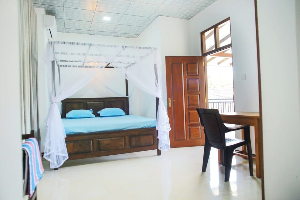 Deluxe Room | Hypo-allergenic bedding, in-room safe, desk, laptop workspace