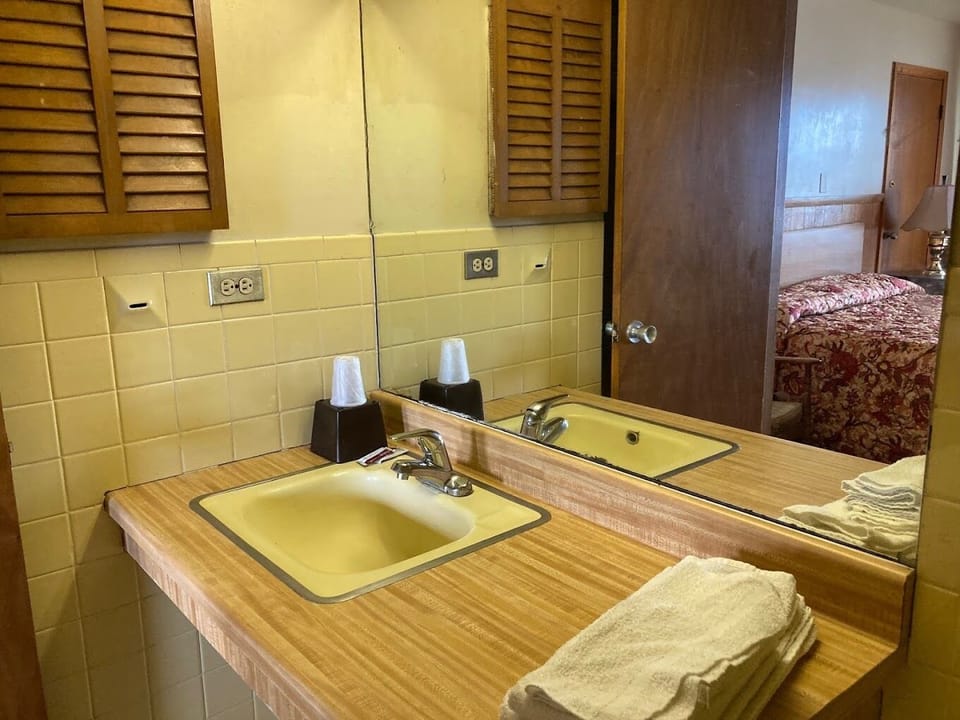 Combined shower/tub, towels, toilet paper