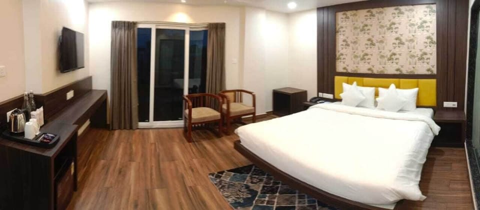 Suite | Desk, free WiFi