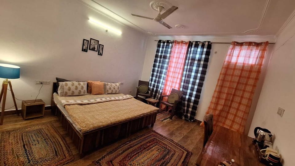 Deluxe Room | Iron/ironing board, free WiFi