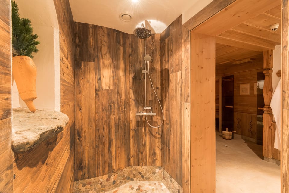 Sauna, hot tub, steam room
