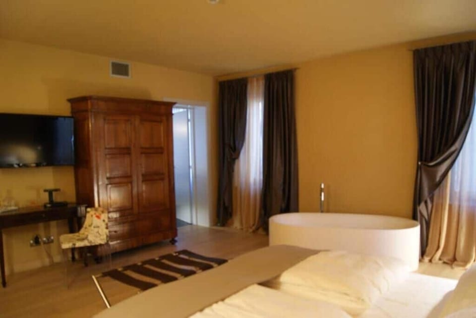 Suite Vista Castello | In-room safe, desk, laptop workspace, blackout drapes