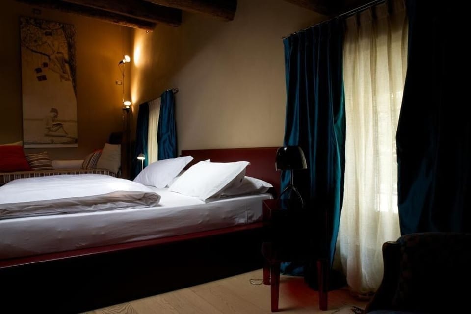 Suite Sotto Castello | In-room safe, desk, laptop workspace, blackout drapes