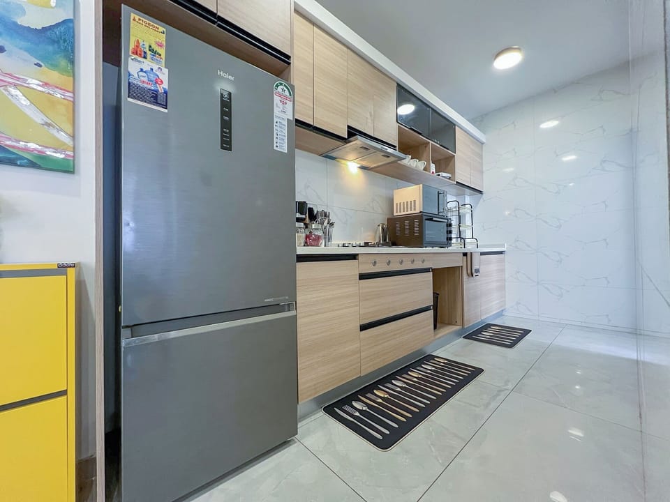 Full-size fridge, microwave, oven, stovetop