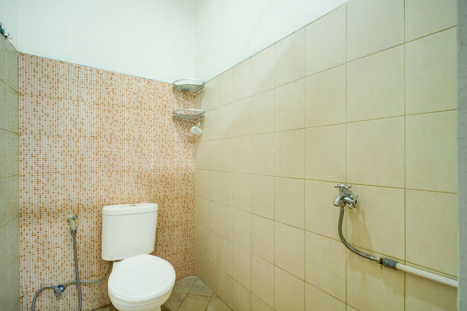 Shower, free toiletries, bidet, towels