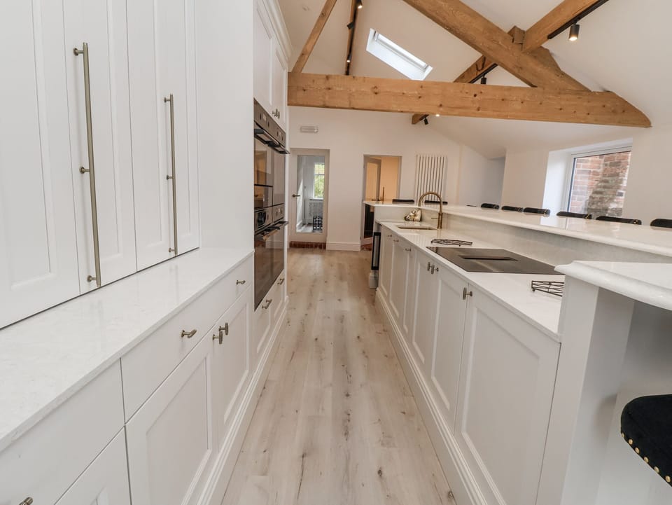 Cottage | Private kitchen | Dishwasher, cookware/dishes/utensils