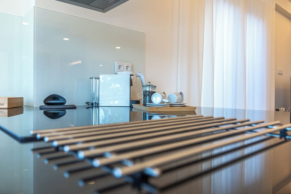 Full-size fridge, microwave, oven, stovetop