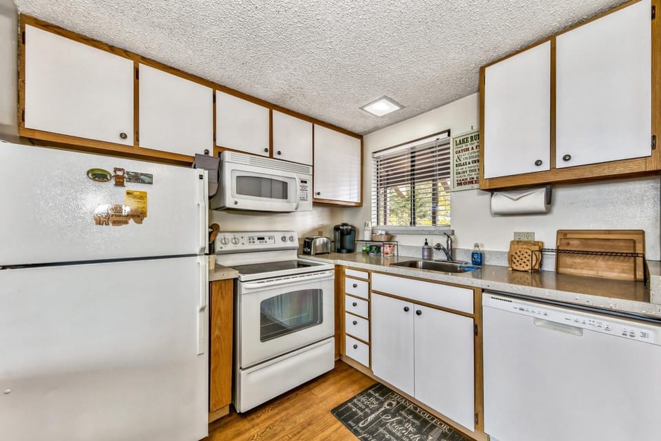 Townhome, 1 Bedroom | Private kitchen | Coffee/tea maker, fridge, oven, stovetop